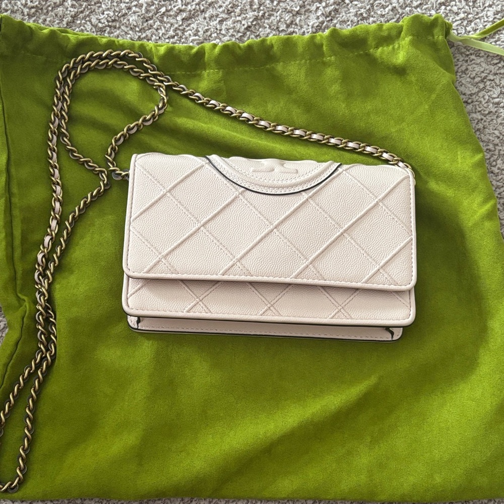 Tory Burch Quilted Crossbody Bag in Light Pink with Chain - LIKE NEW 💕 - Picture 3 of 9